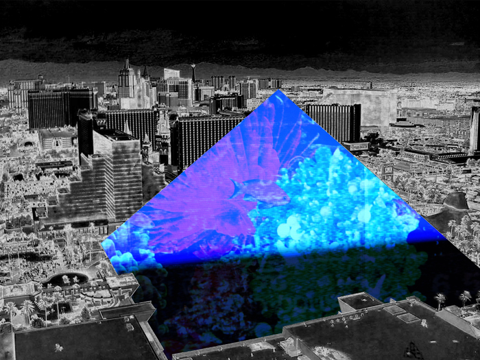 Luxor_Hotel(solarized)